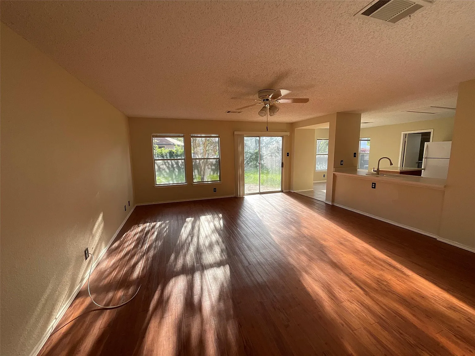 5 bed, 2.5 bath, 2912 sqft, $2,200 — Photo 4