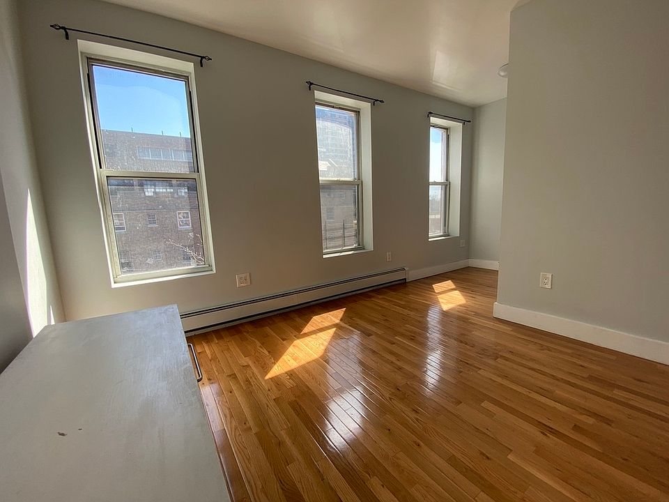 1st image of 123 Montrose Ave #3
