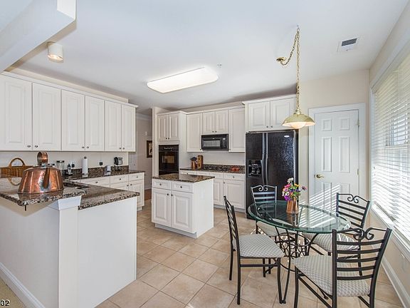 4th image of 403 Holly Ln