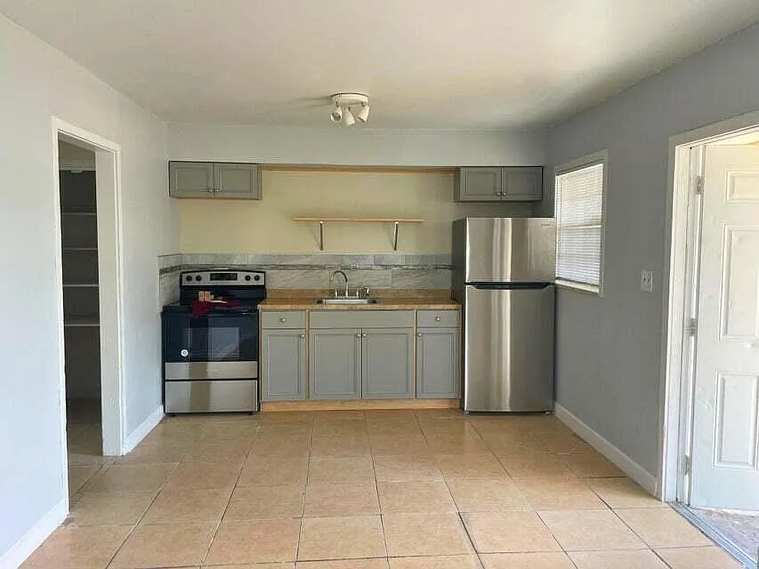 1 bed, 1.0 bath, 1974 sqft, $1,550 — Photo 3
