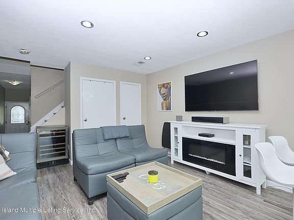 5th image of 369 Mosel Ave