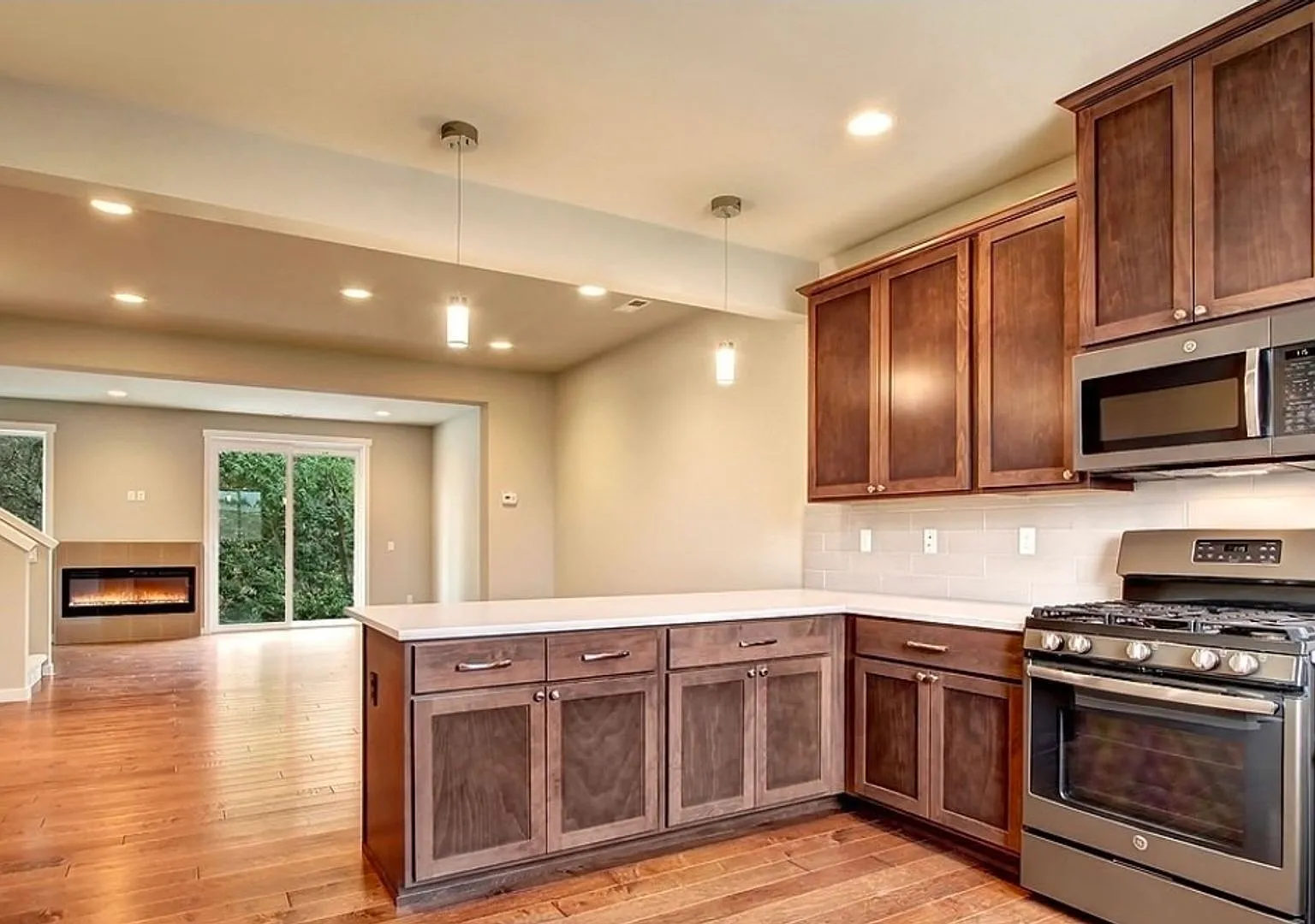 Spacious 3BD/2.5BA Townhouse in Edmonds! — Photo 3