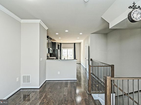 2nd image of 402 Woodstream Cir