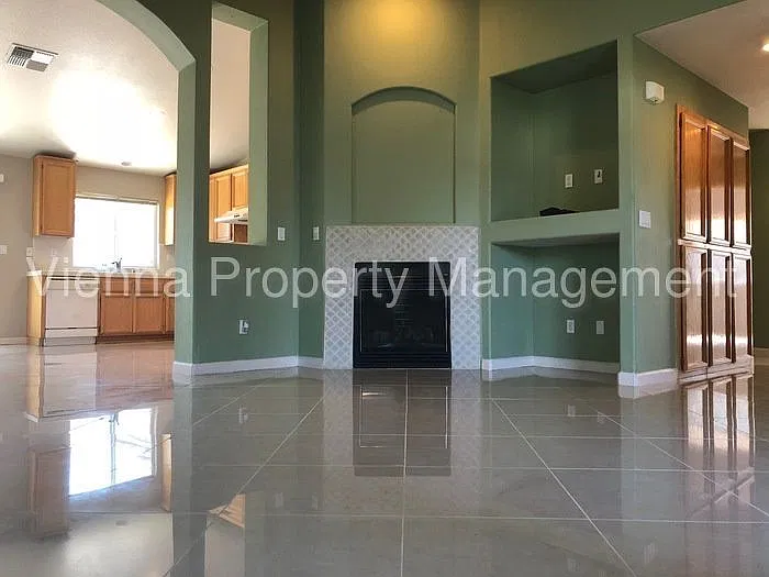 3 bed, 2.0 bath, 1639 sqft, $2,650 — Photo 3