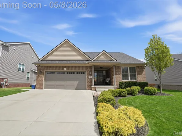826 Kestrel Ct, South Lyon, MI 48178