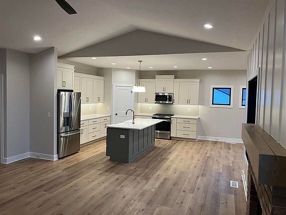 5th image of 705 Lakeview Ct