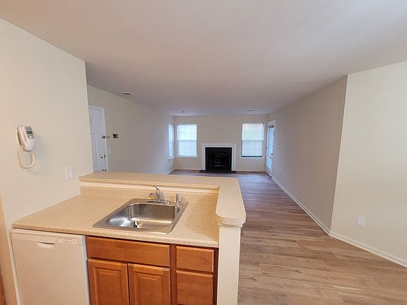 4th image of 279 Cozzens Ct