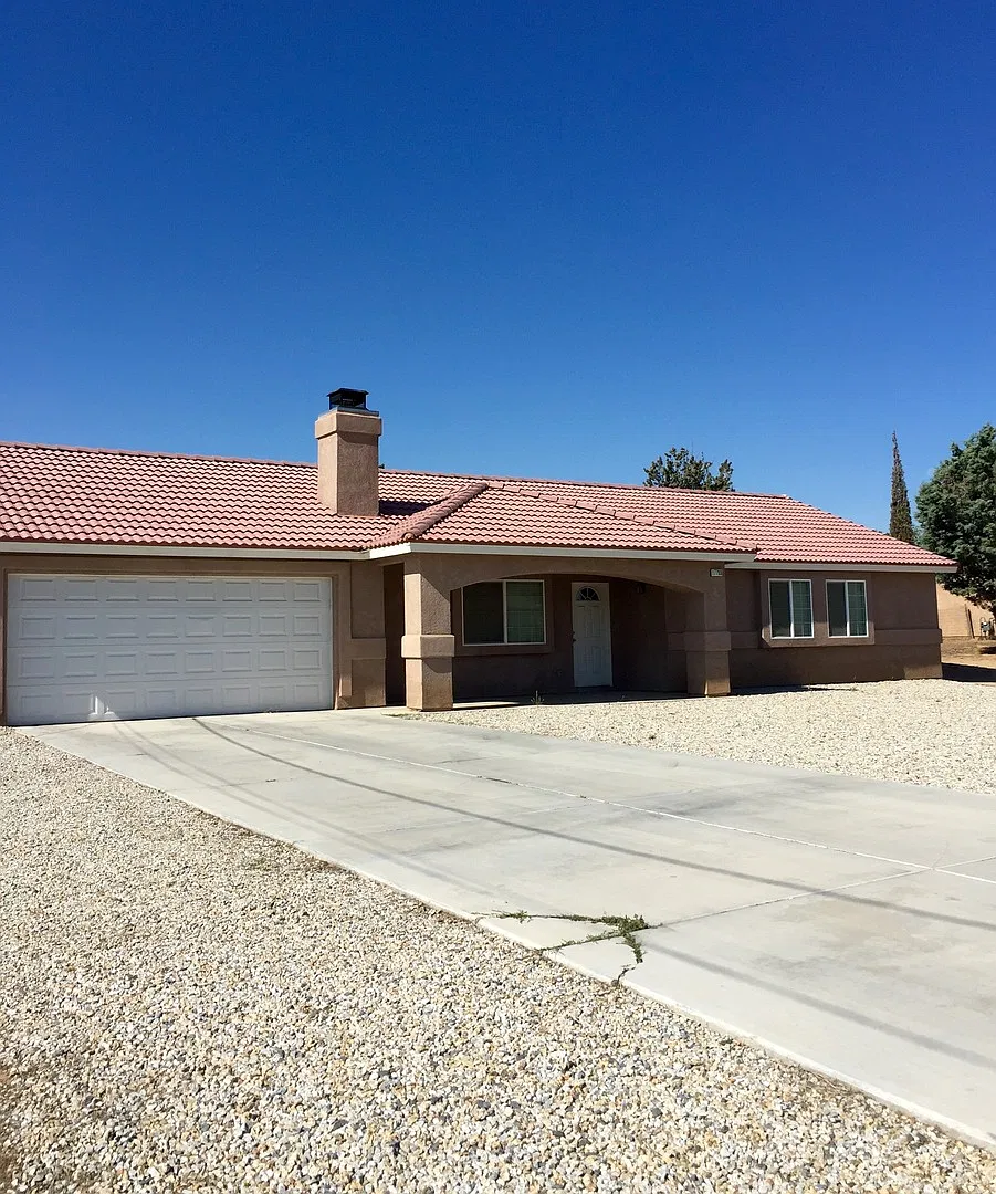 Spacious 3 Bedroom Plus Bonus Room In Hesperia!! — Photo 3