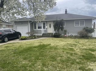 1040 N Clinton Ave, Lindenhurst, NY 11757