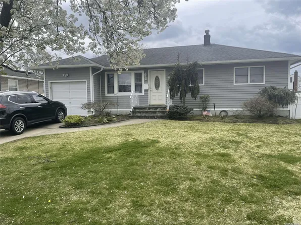 1040 N Clinton Avenue, Lindenhurst, NY 11757