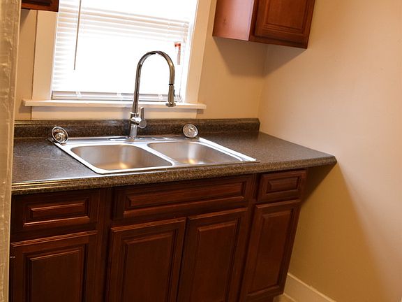 5th image of 8 Edwards St #1