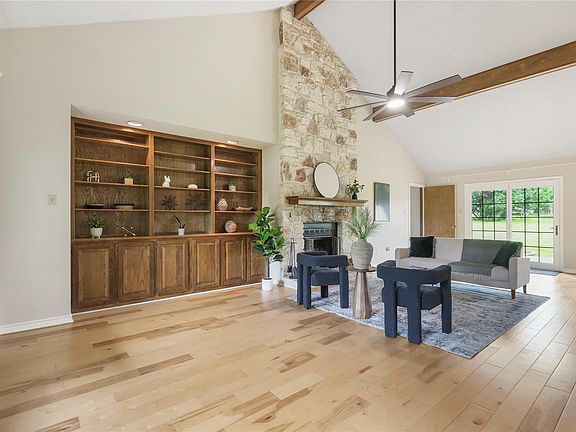 4th image of 402 Post Oak Ln
