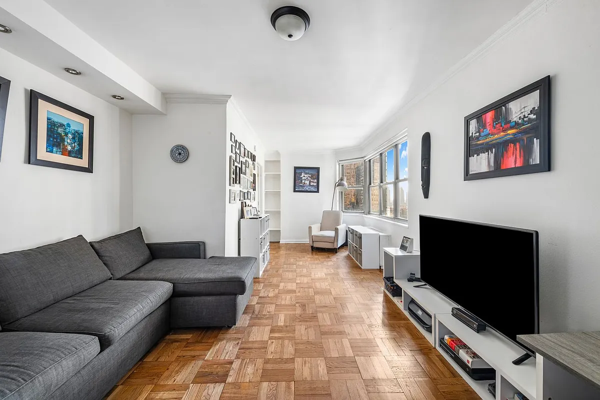 300 East 40th St Unit 17D  