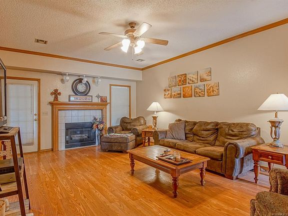 3rd image of 1012 N Douglas Dr