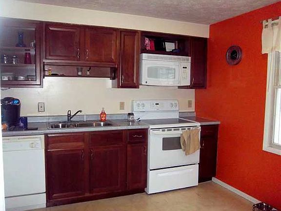 3rd image of 264 Peakview Dr