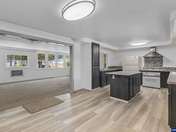 3rd image of 4545 Hazelgreen Rd NE