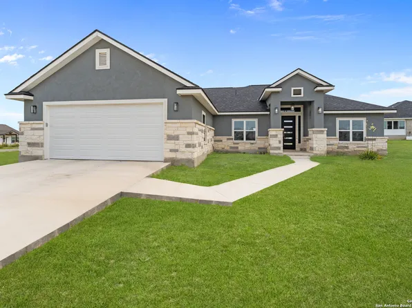 113 Pine Valley, La Vernia, TX 78121