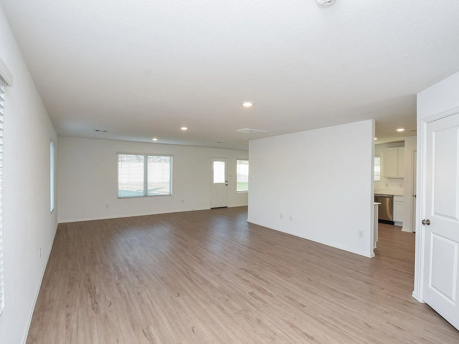4 bed, 2.5 bath, 2229 sqft, $2,250 — Photo 4