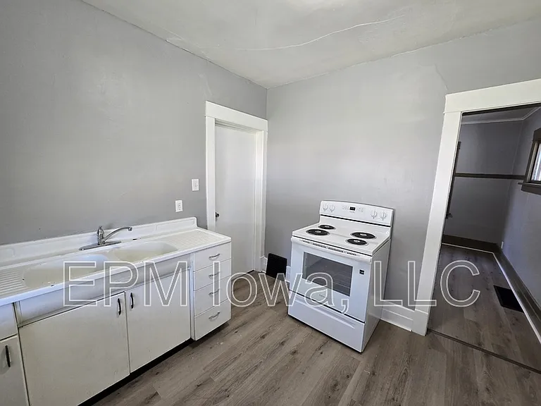 506 Fowler St — Photo 4