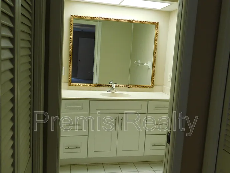 1840 Oak Forest Dr W — Photo 8