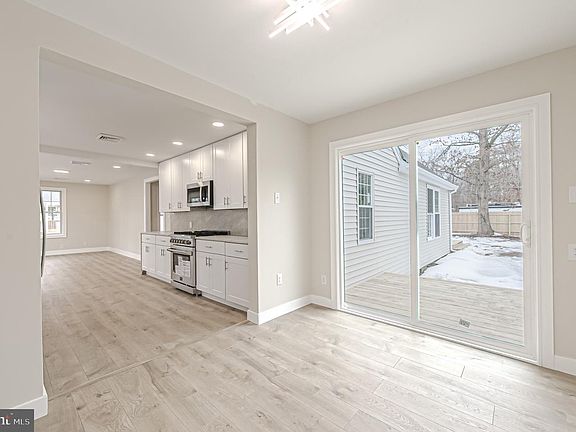 5th image of 207 Ashland Ave