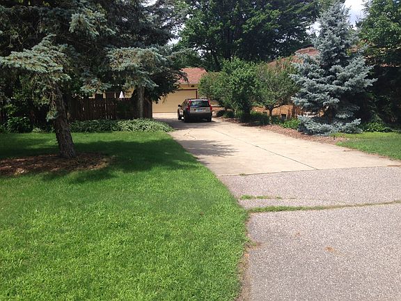 5th image of 908 E 8th St