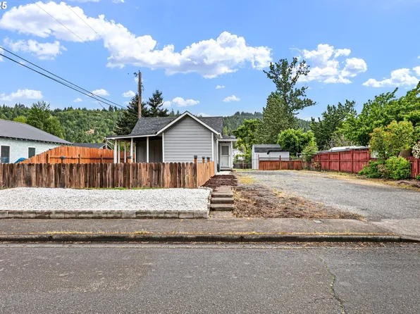 47543 School St, Oakridge, OR 97463