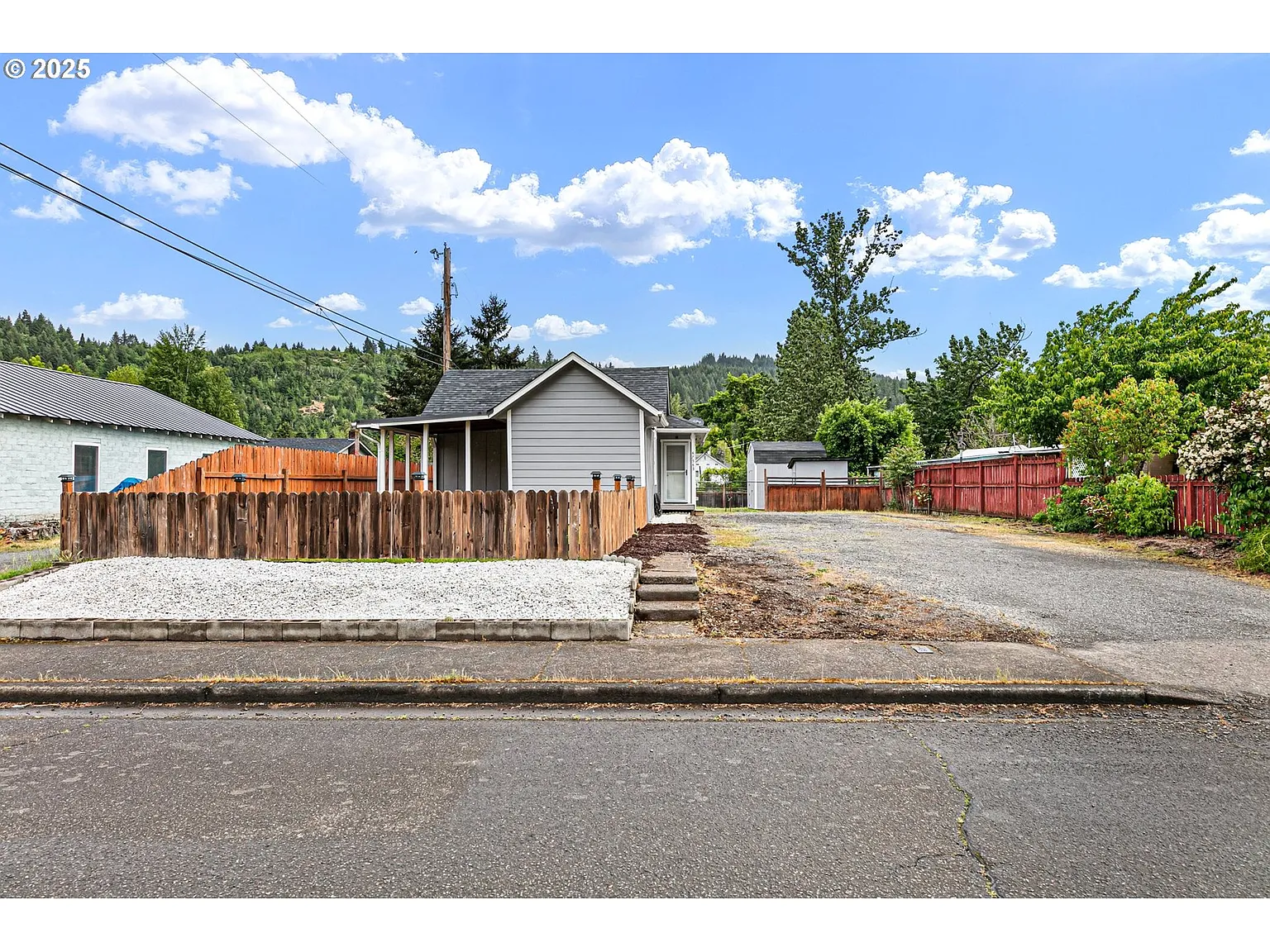 47543 School St photo 1
