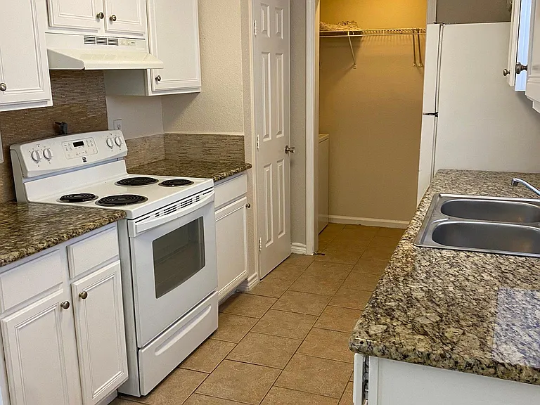 10727 Green Lake Dr — Photo 10