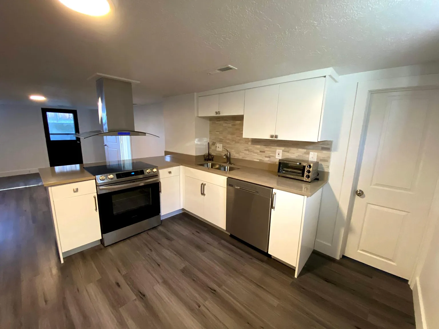 1 bed, 918 sqft, $1,650 — Photo 3