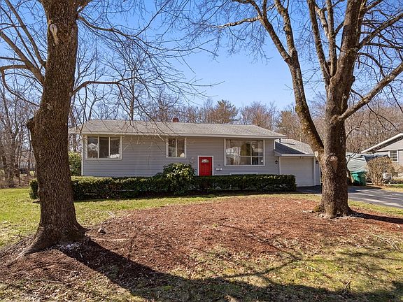 5th image of 56 Susanne Dr