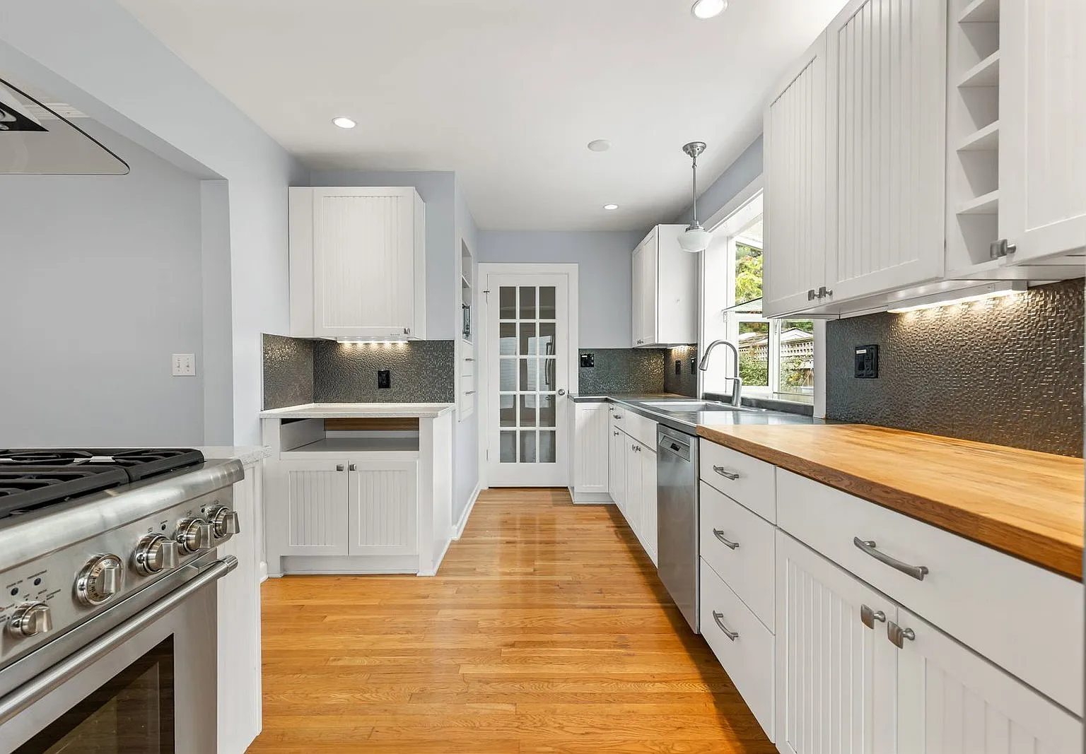3 bed, 2.0 bath, 3182 sqft, $3,795 — Photo 3