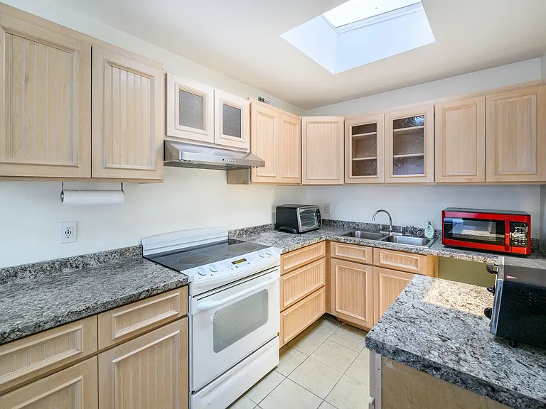 510 Sharon Cir — Photo 7
