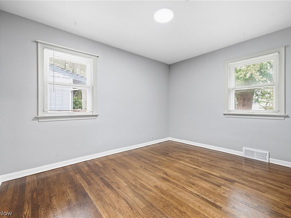 16th image of 320 West St