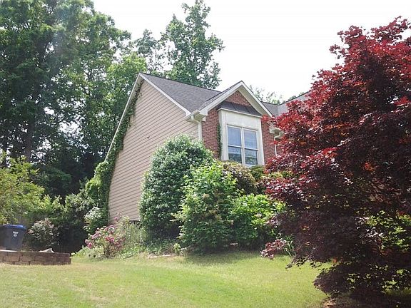 3rd image of 1084 Bellaire Ct