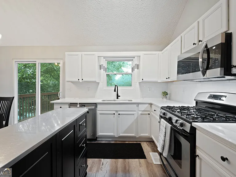 5870 Shadewater Dr — Photo 2