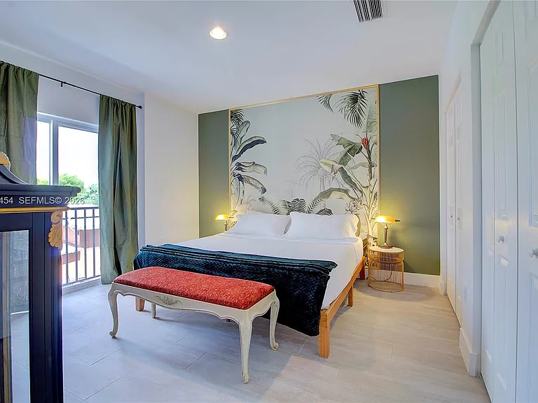 427 NW 34th St #4 — Photo 9