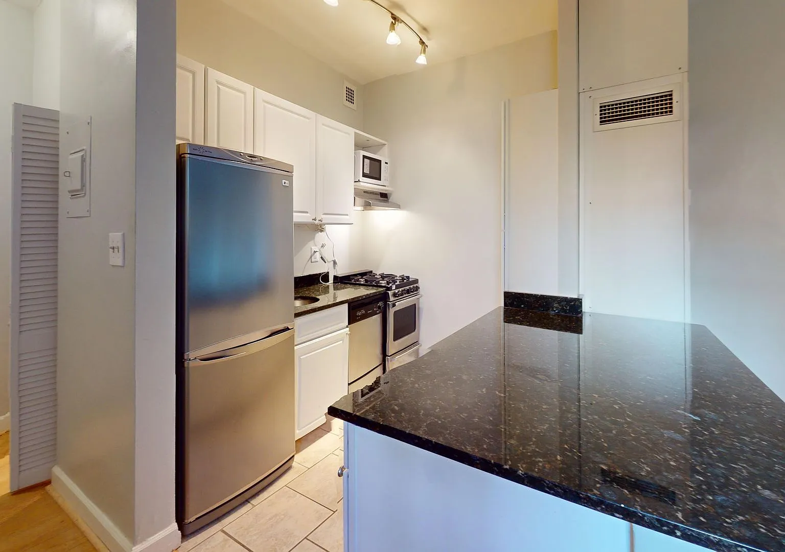 Capitol Hill Studio Apartment for Rent! Available Now! — Photo 2