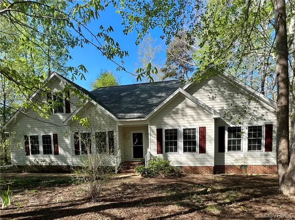 956 Wilton Coves Dr, Hartfield, VA 23071