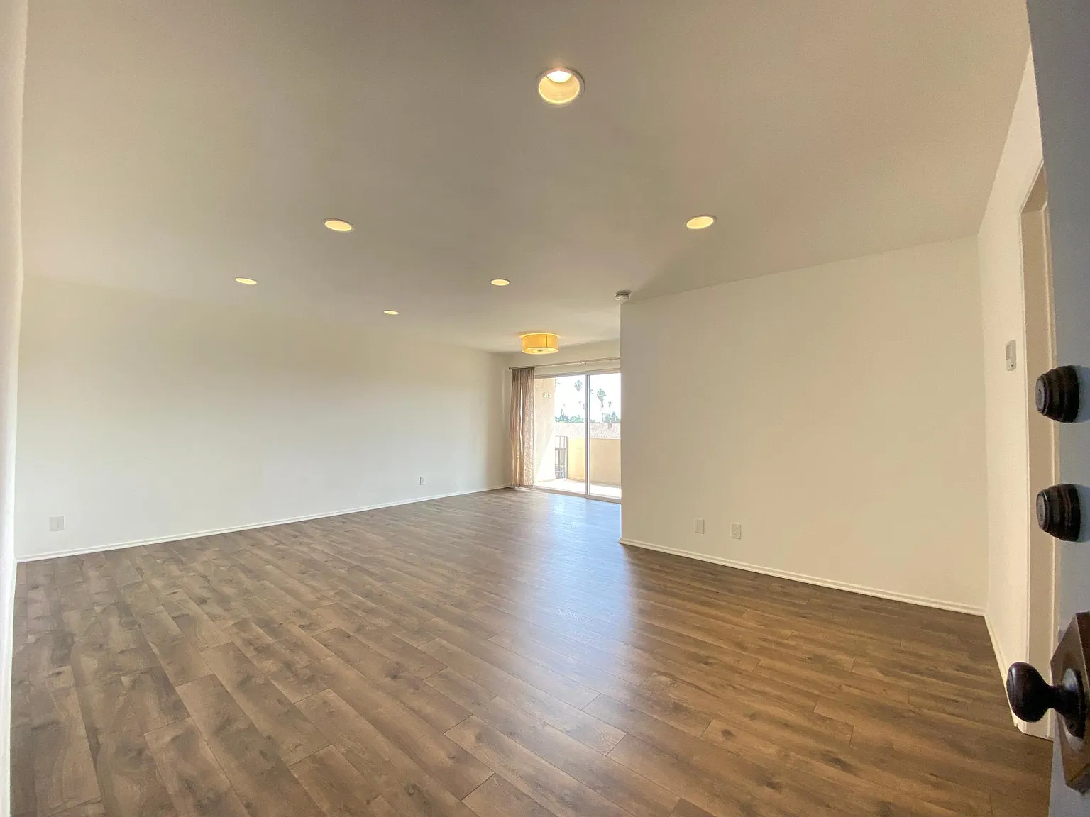 2 bed, 912 sqft, $3,300 — Photo 3