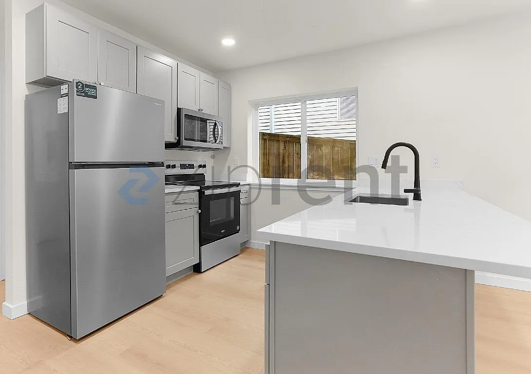 3 bed, 1040 sqft, $3,300 — Photo 4