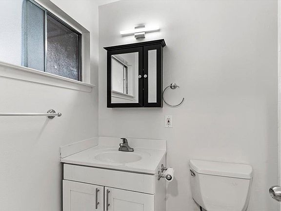 5th image of 971 College Dr