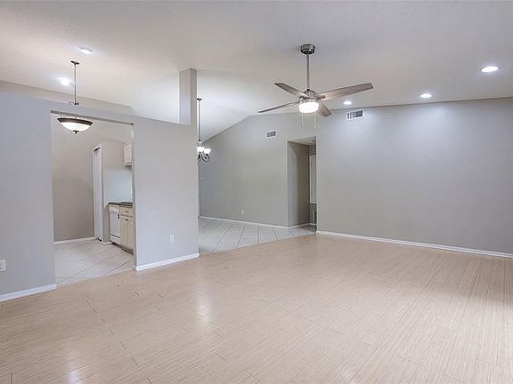 4th image of 102 OAKRIDGE COURT