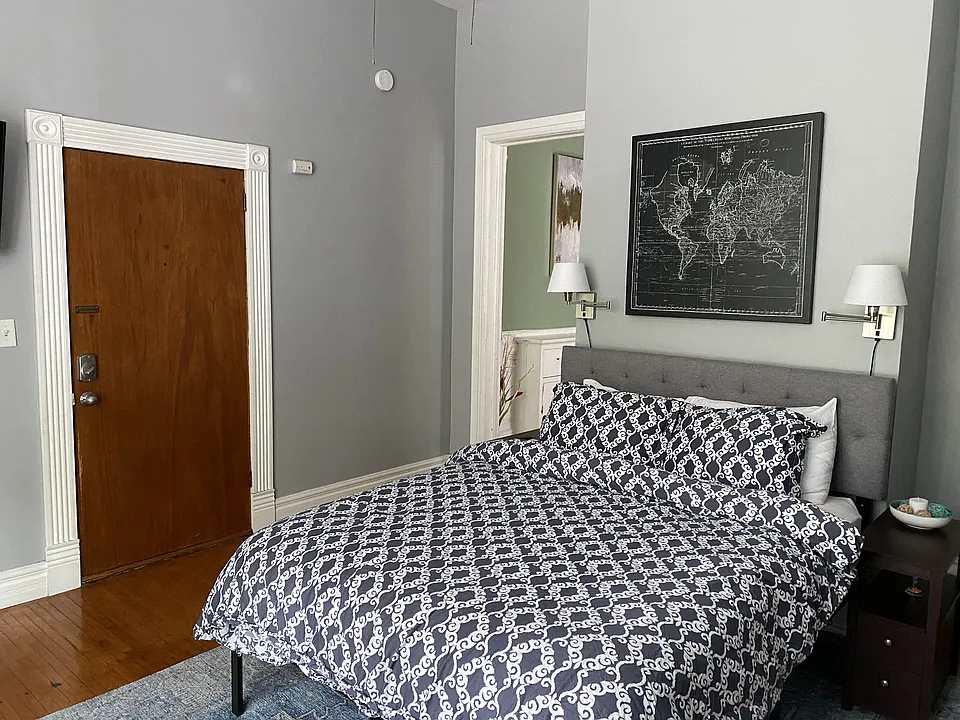 Airy, bright front room/bedroom