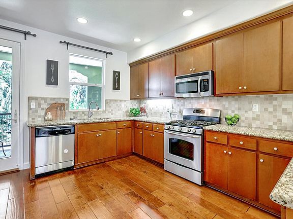 5th image of 966 E Duane Ave