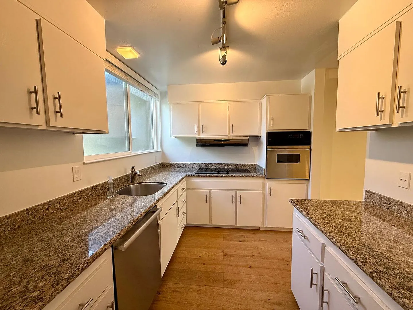 Beautifully Updated Two Bed / One Bath Tiburon Condo. Incredible Panoramic Views! — Photo 3