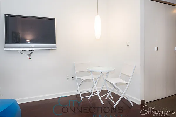 Rented by City Connections Realty | media 11