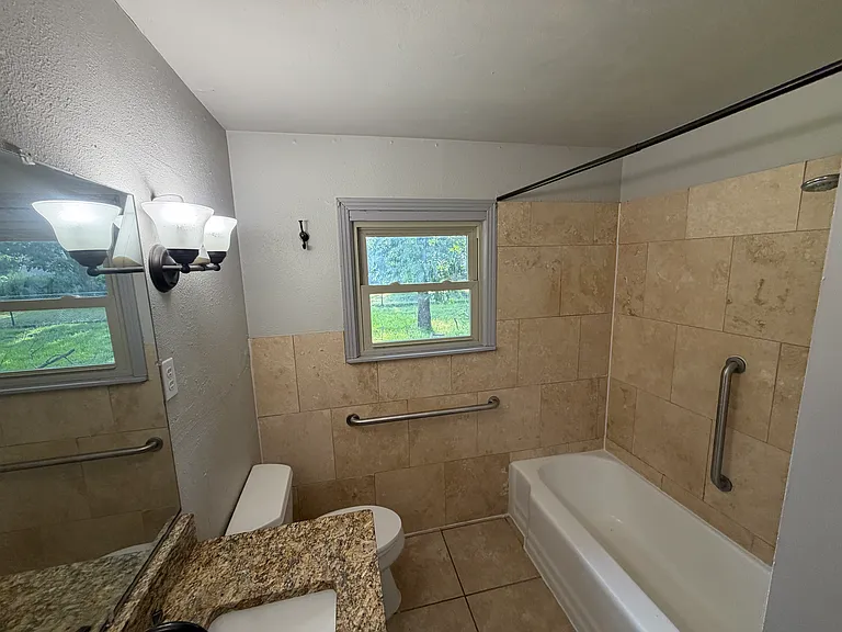 120 N Avenue C — Photo 5