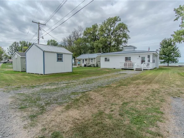 18121 Howe Shore Dr, Sackets Harbor, NY 13685