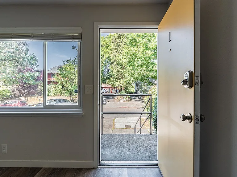 Eleanor Apartments — Photo 18